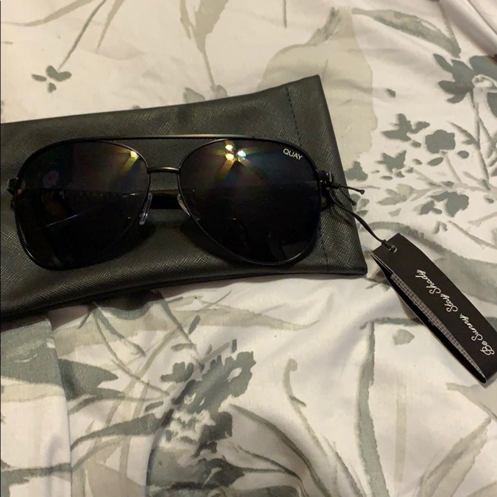 Quay Australia Vivienne in black/smoke sunglasses